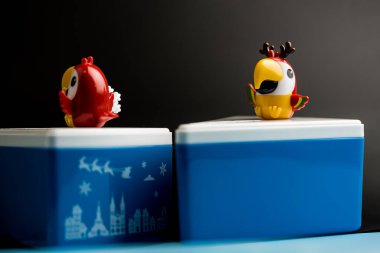 Bangkok, Tayland - 14 Aralık 2022 Kafe Amazon 'un beyaz kapaklı mavi kesim kutusu ve kuş maskotu. Amazon Kafe 'de iki içki ısmarlayan müşteriye hediyelik eşya veriyorlar..