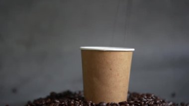 Kahverengi bir bardağa kahve çekirdeği dök ve masaya dağıt.