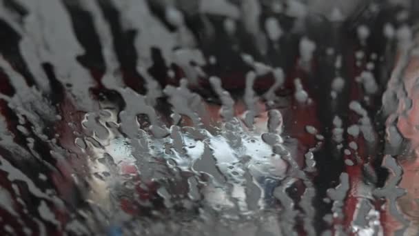 自動洗車機で車内に座ってからの眺めは 車が掃除しているとき 抑止力の適用 フロントガラスを通して車からの眺め — ストック動画