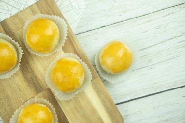 Çin usulü lapa ya da ay çöreği içinde tatlı mung fasulyesi ezmesi ve tuzlu yumurta sarısı beyaz susam. Üst görünüm