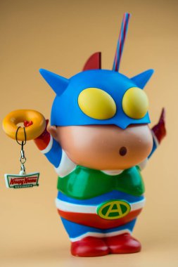 Bangkok, Tayland - 17 Aralık 2022: Cut Crayon Shinchan Action 3D Mug, Krispy Kreme x Crayon Shinchan 2022, Tayland 'da promosyon