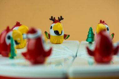 Bangkok, Tayland - 17 Aralık 2022 Kafe Amazon 'dan logo ve maskotla dolu kutu. Amazon Kafe 'de iki içki ısmarlayan müşteriye hediyelik eşya veriyorlar..