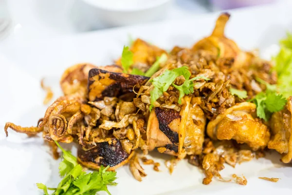Sarımsaklı kızarmış kalamar. Tayland usulü deniz ürünleri aperatifi
