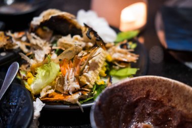 Partiden arta kalan müsrif yemekler. Kapat.