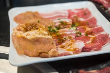 Bir grup çiğ et. Izgara için taze et, yakiniku, sukiyaki veya shabu..