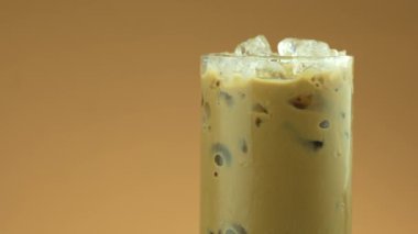 Büyük bardakta buzlu Mocha kahvesi. Döndür ve yakın çekim