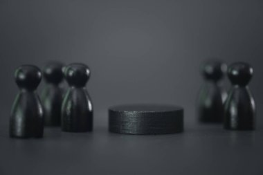 Bir organizasyonda boş yer kavramı. Yeni lider seçimi, insan kaynaklarının geliştirilmesi. Moralleri yükselt. Yeni bir lider seçmek ve çalışanları işe almak. Çalışanların işten çıkarılması.