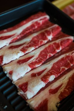 Sukiyaki ve Shabu için mükemmel mermer dokulu birinci kalite et dilimi. Birinci sınıf az pişmiş biftek.