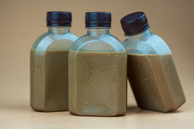 Plastik kahve şişeleri. Küçük şişelerde etiketi yok. İçmeye hazır.