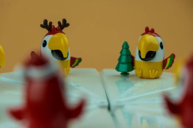 Bangkok, Tayland - 25 Aralık 2022 Kafe Amazon 'dan logo ve maskotla dolu kutu. Amazon Kafe 'de iki içki ısmarlayan müşteriye hediyelik eşya veriyorlar..