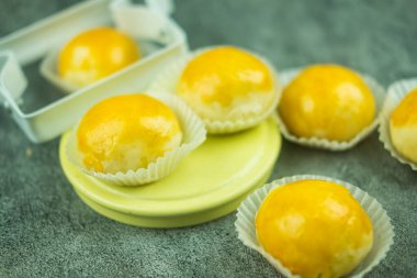 Geleneksel Çin pastası ya da ay pastası. İçi Çin fasulyesi ezmesi ve kağıt bardaklarda tuzlanmış yumurta sarısı dolu.