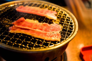 Kömürün üzerinde ızgara yapılmış çiğ domuz eti seçici odağı