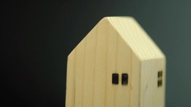 Satmak için ahşap ev modelinin dönüşümlü gösterisi. Yeni konut satın almak için ipotek kredisi yatırımı, yönetim anlaşması ve sanayi binası teklifleri.