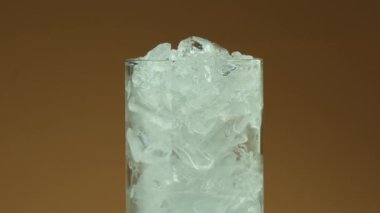 Buz küpleriyle şeffaf camları yavaşça döndür