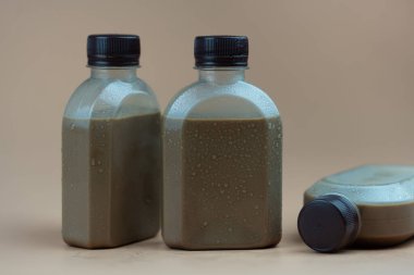 Plastik şişede buzlu kahve, şişede su damlası, içecek.