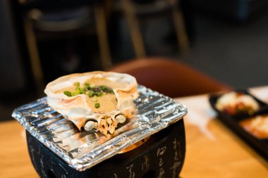 Kani miso, Japon yemeği, fırında yengeç kabuğu üzerine miso yapıştırılmış yengeç yumurtası..