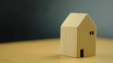 Satmak için ahşap ev modelinin dönüşümlü gösterisi. Yeni konut satın almak için ipotek kredisi yatırımı, yönetim anlaşması ve sanayi binası teklifleri.