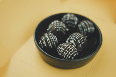 Çikolata soslu lezzetli mısır topları. Çikolata ve vanilya sosu. Sarı bir kutudan açılmış.
