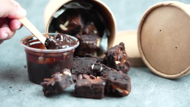 Comer Brownies Con Salsa Chocolate — Vídeo de stock