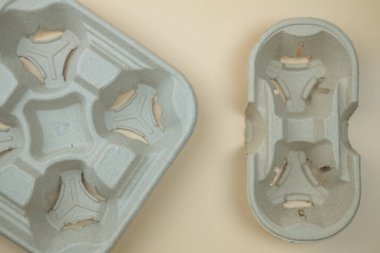 Boş dört ve iki adet tek kullanımlık kağıt bardak tutacağı..