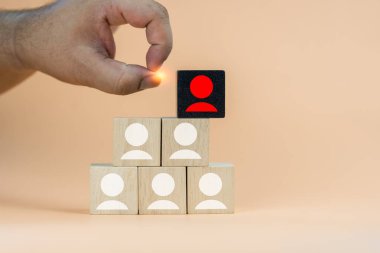 Bir organizasyon konseptinde zehir ve çatışma. Beceriksiz işçilerin işten çıkarılması. Çalışanları takımdan atmak. Duygusuz. Kötü işçi. Sadakatsizliği ve muhalefeti tanımla. Zehirli, yetersiz çalışan.