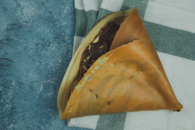 Lezzetli bir sokak yemeği. Çikolatayla doldurulmuş çıtır krep tarifi