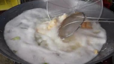 Deep-fried bananas are Thai desserts by cutting bananas into sheets. Then moistened with flour containing rice flour, grated coconut, roasted sesame, sugar and coconut milk. Fry in hot oil in the pan.