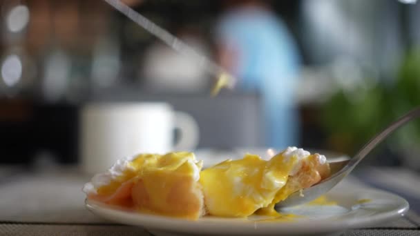 Perfect Poached Eggs Raw Salmon Toast Crispy Recipe Restaurants Healthy — Stock Video