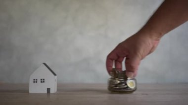 Ev almak için para biriktirme kavramı. Adam evi almak için para gönderdi.