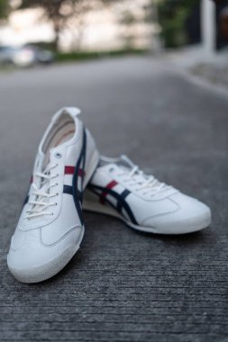 Bangkok, Tayland - 4 Mart 2023: Onitsuka Tiger model MEXICO 66 SD 'den yeni beyaz ayakkabı. Sıradan spor ayakkabılar. Onitsuka Kaplanı dünyanın en popüler Japon markalarından biridir..