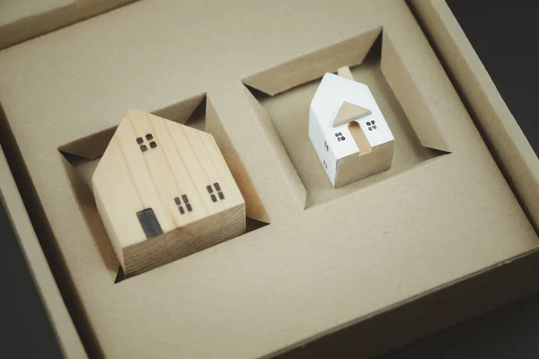 Mały Dom Duży Miniaturowy Dom Dziurkowym Brązowym Pudełku Koncepcja Rodziny — Zdjęcie stockowe