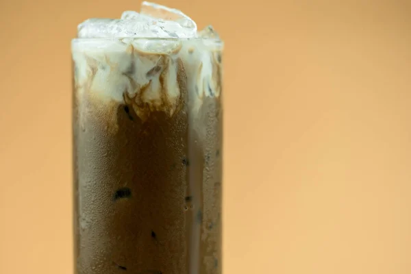 Zamknąć Szklankę Mrożonej Kawy Mocha Kostkami Lodu Przezroczystej Szklance Mlecznej — Zdjęcie stockowe