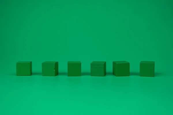 Ряд Шість Дерев Яних Геометричних Фігур Куб Зеленому Фоні — стокове фото