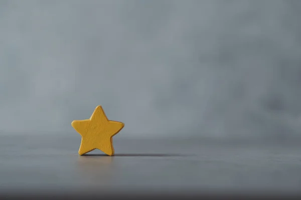 Jeden Dřevěný Žlutý Tvar Hvězdy Prázdným Specem Roztomilá Hvězda — Stock fotografie