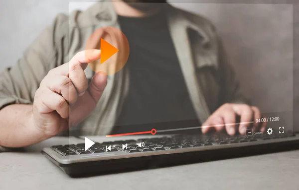 İş adamı elleri sanal ekranlarda çevrimiçi yayın yapmak, İnternet 'te videolar izlemek, konser vermek, özel ders vermek ve içeriği online olarak izlemek için dokunuyor. Video içeriği oluşturuyorum. Canlı dijital akım multimedya