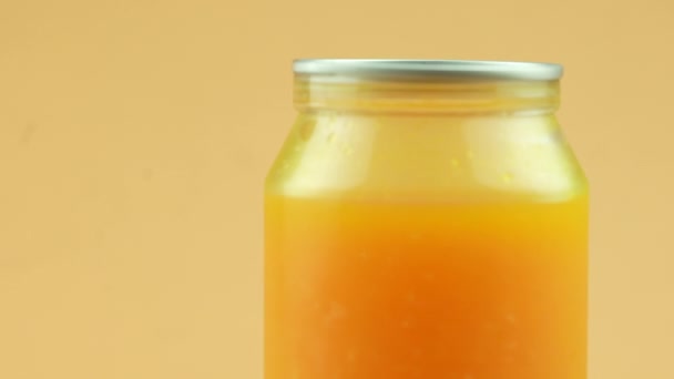 Verse Sinaasappelsap Een Transparant Glas Een Roterende Close Slow Motion — Stockvideo