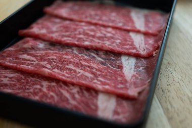 Siyah tepside mermer dokusuyla dilimlenmiş taze kaliteli et.