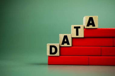 Tahta bloğa yazılan ve kırmızı tahta bloğa yerleştirilen veri sözcüğü, veri önemli bir korumadır. Data bir yatırım kararı. Veri öğrenme veya iş dünyasında gereklidir