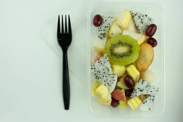 热带水果的混合物放在一个塑料盒里 新鲜水果沙拉 食品交付 健康食品 — 图库照片