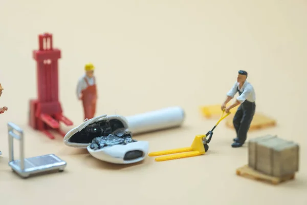 Miniature Worker Moving Wireless Headphones Fix Trash Concept Electronic Waste — Stockfoto