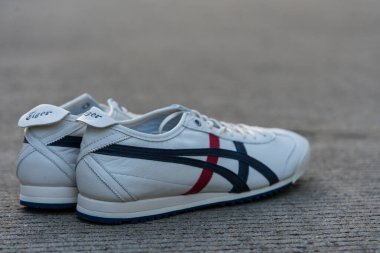 Bangkok, Tayland - 27 Mart 2023: Onitsuka Tiger model MEXICO 66 SD 'den yeni beyaz ayakkabı. Sıradan spor ayakkabılar. Onitsuka Kaplanı dünyanın en popüler Japon markalarından biridir..