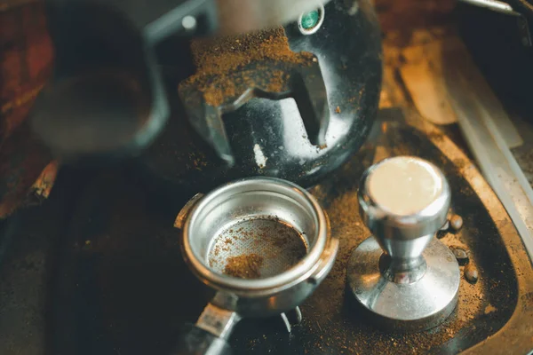 Verse Koffiemolen Voor Espresso Sluiten — Stockfoto
