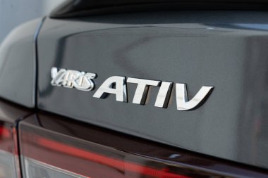 Bangkok, Tayland - 30 Mart 2023: yeni Totota YARIS ATIV logosunu kapatın. Şehir Metali rengi