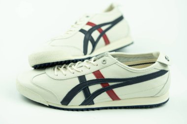 Bangkok, Tayland - 30 Mart 2023: Onitsuka Tiger Model Onitsuka Tiger MEXICO 66 SD tarafından yapılan ayakkabılar. Markanın imzasıyla ayırt edici Onitsuka Tiger Stripes.