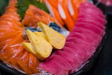 Sashimi, karışık sashimi ve ton balığı, taze, soğuk, lezzetli. Japon yemeği sashimi setleri