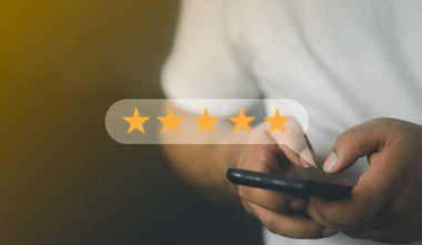 Tüketiciler memnuniyetlerini 5 yıldızla belirlerler. Hizmet, ürün ve müşteri ilişkileri kavramları, mükemmel değerlendirme, girişimci desteği, olumlu not. Geribildirim için beş yıldız simgesi aç