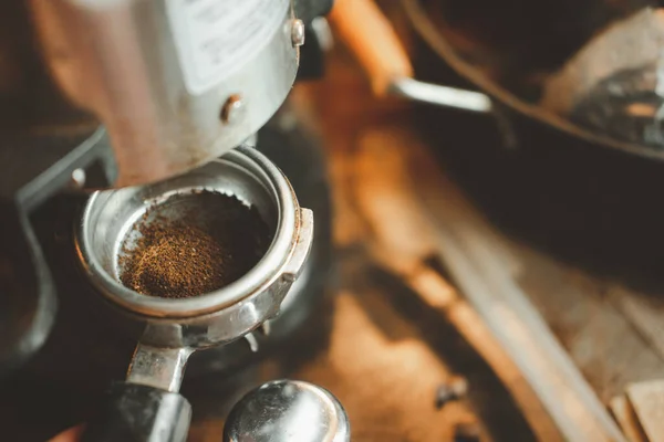 Vers Gebrande Koffiemolen Bonen Poeder Veranderen Sluiten — Stockfoto