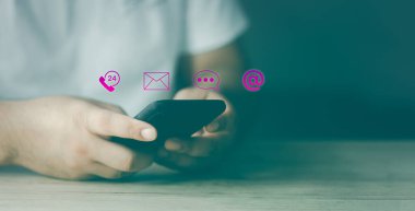 Bizimle ya da müşteri destek hattıyla bağlantı kurun. Sanal ekran iletişim simgelerini (arama telefonu, e- posta, adres, canlı sohbet) kullanan adam. Bağlantı konseptiyle bağlantı kur.