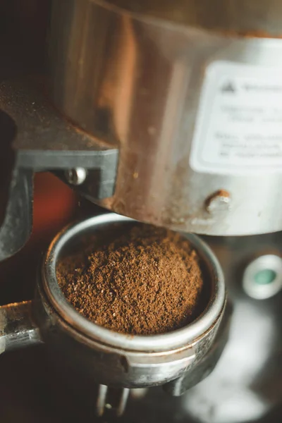 Verse Koffie Die Uit Een Koffiemolen Wordt Gegoten Een Portafilter — Stockfoto