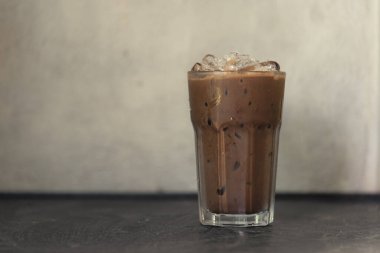 Bardakta Ice Mocha kahvesi. Kafe kültürü fotoğrafçılık konsepti.